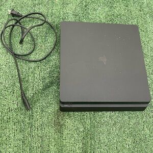 Sony PlayStation 4 PS4 Slim Console with 5 Controllers ( 2 Broke)